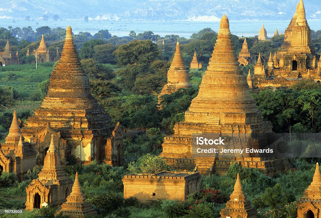 Estupas e Payas, Bagan, Myanmar - Foto de stock de Etéreo royalty-free