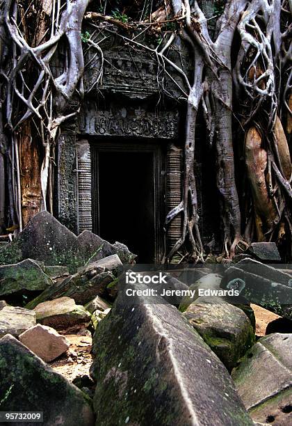 Ta Phrom 2 Angkor Wat Camboja - Fotografias de stock e mais imagens de Angkor - Angkor, Angkor Wat, Arcaico