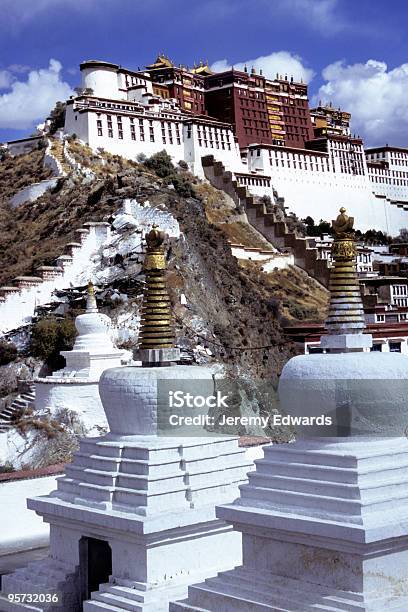 Palazzo Del Potala E Stupa Lhasa Tibet - Fotografie stock e altre immagini di Ambientazione esterna - Ambientazione esterna, Architettura, Asia