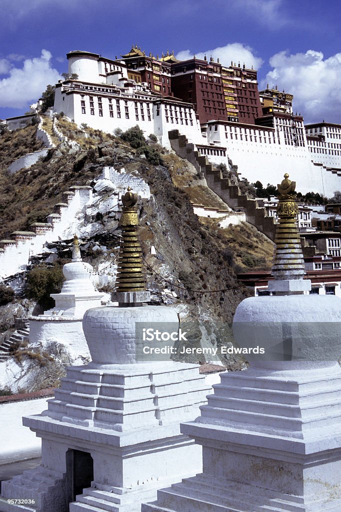 Pałac Potala i stupas, Lhasa, Tybet - Zbiór zdjęć royalty-free (Architektura)