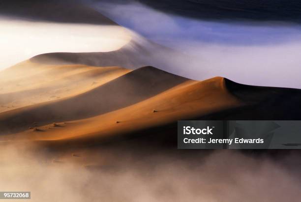 Foto de Dawn Névoa E Dunas De Areia Do Deserto De Namib e mais fotos de stock de Namíbia - Namíbia, Deserto, Nevoeiro