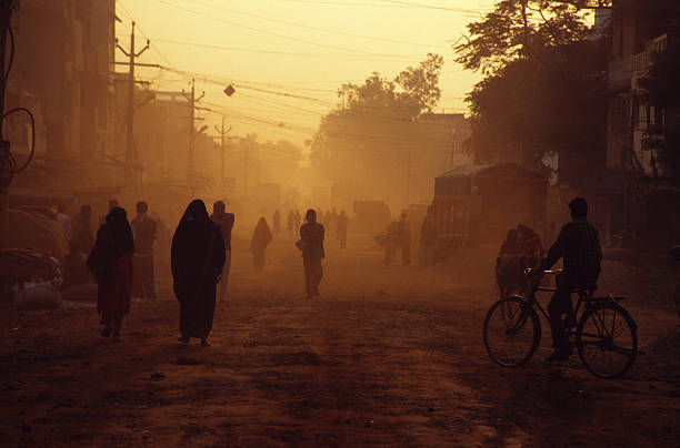 dusty calle scene - caste system fotografías e imágenes de stock