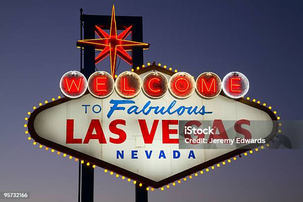 Photo libre de droit de Signe Néon À Las Vegas banque d'images et plus d'images libres de droit de Las Vegas - Las Vegas, Panneau de bienvenue, Panneau d'entrée ou de sortie de ville
