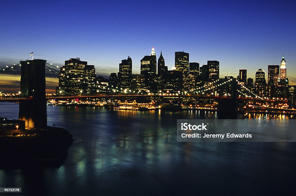 Ponte do Brooklyn, ao anoitecer, Nova York, EUA - Foto de stock de Arame royalty-free