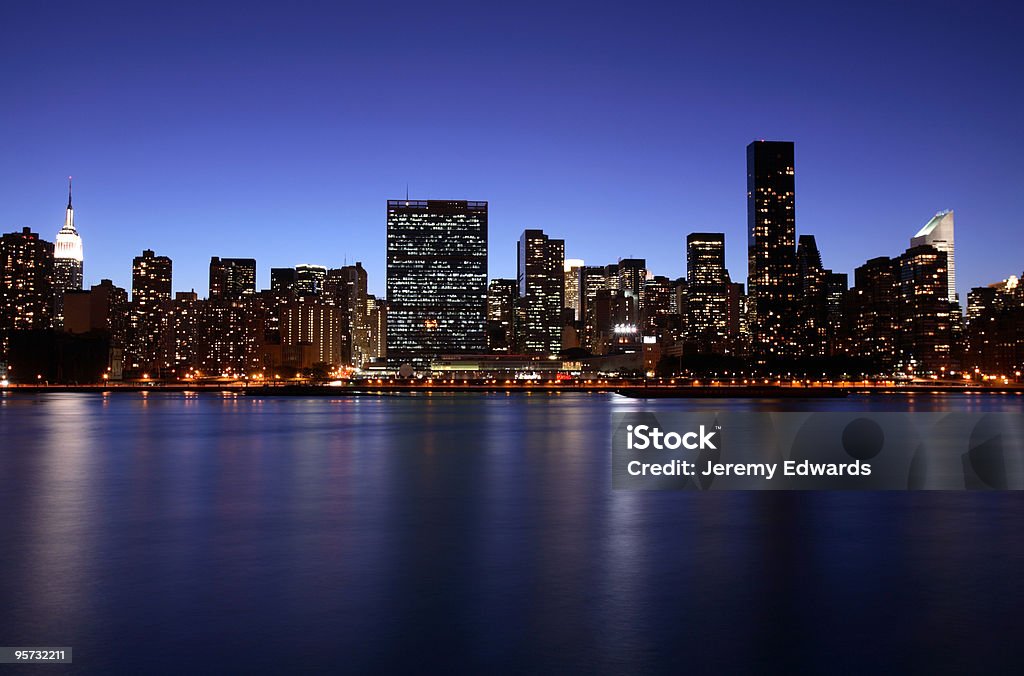New York City Skyline über den East River, New York, USA - Lizenzfrei Abenddämmerung Stock-Foto