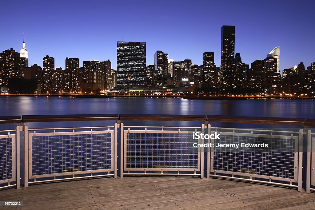 El horizonte de Manhattan en East River, Nueva York, Estados Unidos - Foto de stock de Ciudad de Nueva York libre de derechos