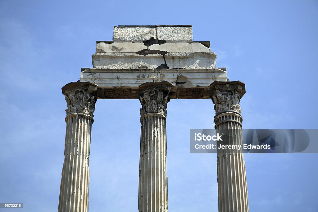 Ruinas del antiguo foro, Roma, Italia - Foto de stock de Columna arquitectónica libre de derechos