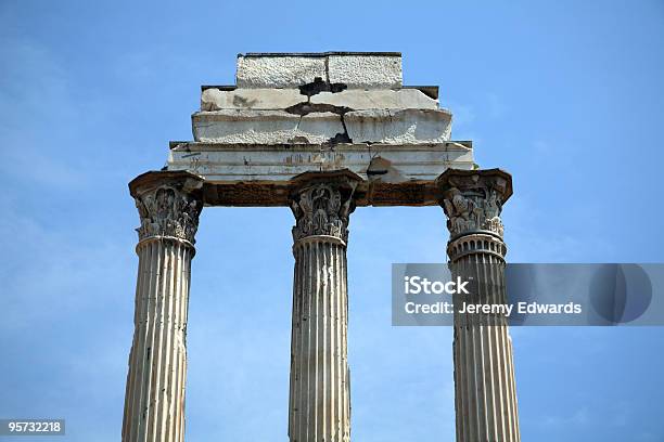 Ruinas Del Antiguo Foro Roma Italia Foto de stock y más banco de imágenes de Columna arquitectónica - Columna arquitectónica, Tres objetos, Azul