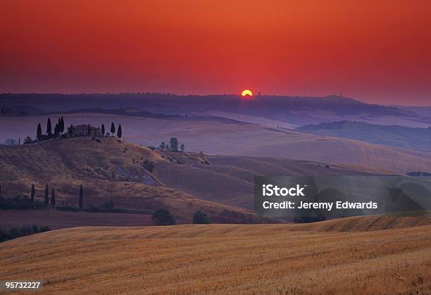 Photo libre de droit de Lever Du Soleil En Toscane Italie banque d'images et plus d'images libres de droit de Indiana - Indiana, Colline, Plaine - Caractéristiques de la terre