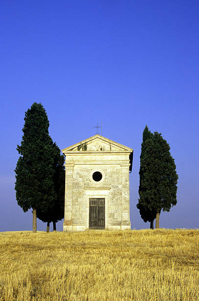 cappella di vitaleta, toskana, italien - cypruss stock-fotos und bilder