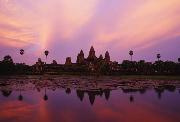 reflet d'angkor vat, cambodge - ankor photos et images de collection