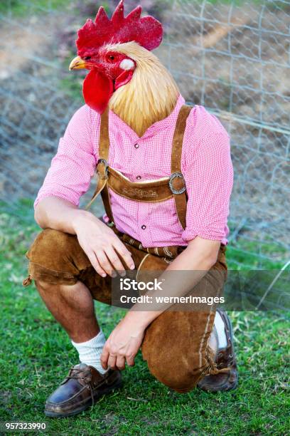 Bayerischen Mann Mit Einem Huhn Kopf Stockfoto und mehr Bilder von Männer - Männer, Landwirtschaft, Maske