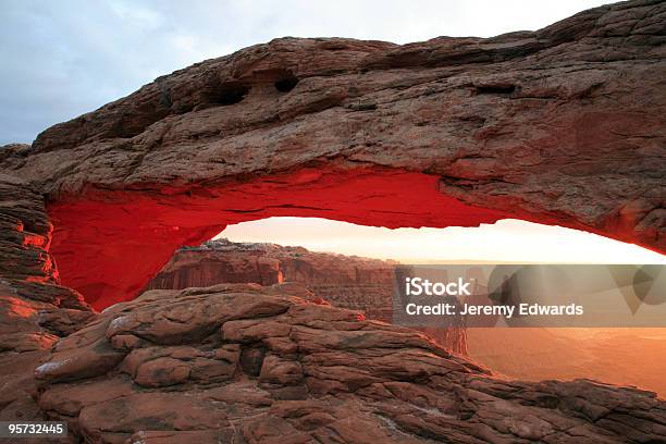 Foto de Mesa Arch Parque Nacional De Canyonlands e mais fotos de stock de Arco natural - Arco natural, Arenito, Beleza natural - Natureza