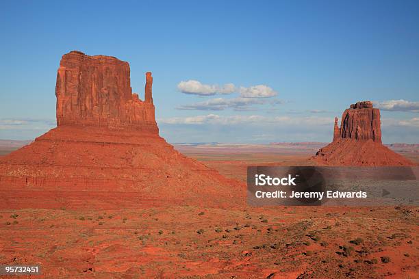 Formazioni Rocciose Mittens Monument Valley - Fotografie stock e altre immagini di Altopiano del Colorado - Altopiano del Colorado, Ambientazione esterna, Arenaria - Roccia sedimentaria
