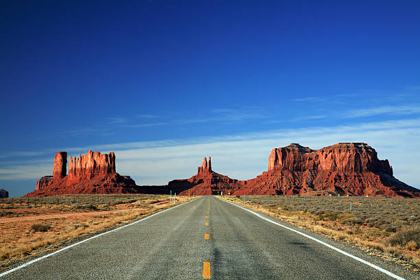 strada nella monument valley - arizona desert landscape monument valley foto e immagini stock