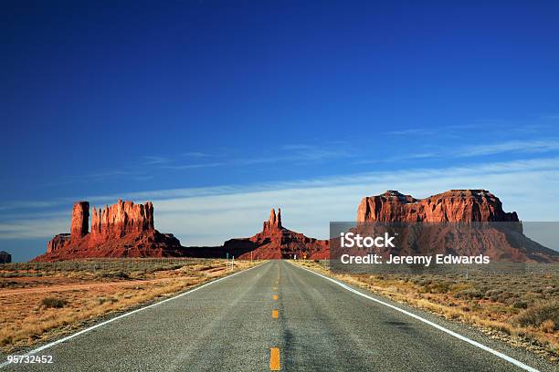 Дорога В Долина Монументов — стоковые фотографии и другие картинки Аризона - Юго-запад США - Аризона - Юго-запад США, Дорога, Долина монументов