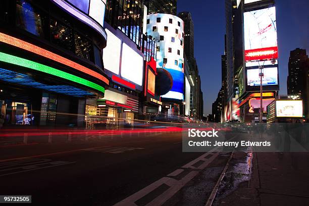 Times Square Nueva York Foto de stock y más banco de imágenes de Aire libre - Aire libre, Anochecer, Anuncio