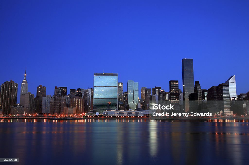 El horizonte de Manhattan en East River, Nueva York, Estados Unidos - Foto de stock de Edificio de las Naciones Unidas libre de derechos