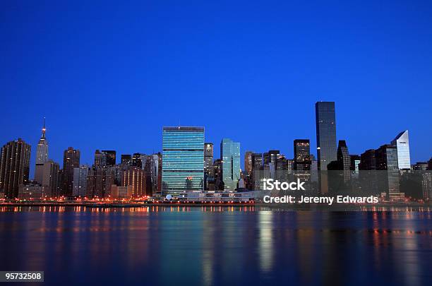 El Horizonte De Manhattan En East River Nueva York Estados Unidos Foto de stock y más banco de imágenes de Edificio de las Naciones Unidas