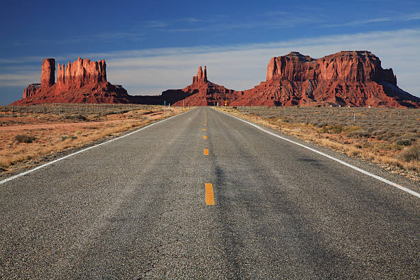 camino a través de la región sudoeste de estados unidos - monument valley navajo mesa monument valley tribal park fotografías e imágenes de stock