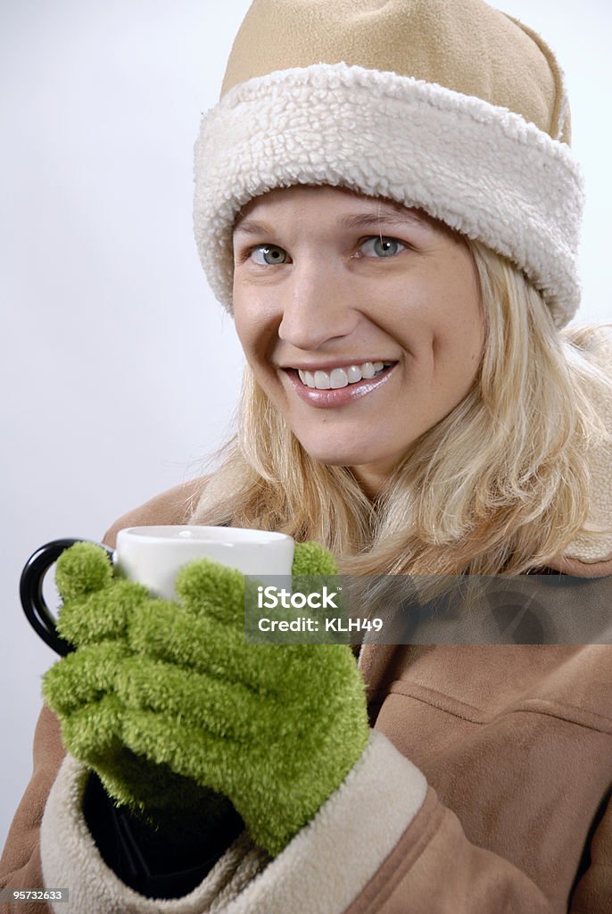 Chica con taza de cacao, CAFÉ, TÉ - Foto de stock de Abrigo de invierno libre de derechos