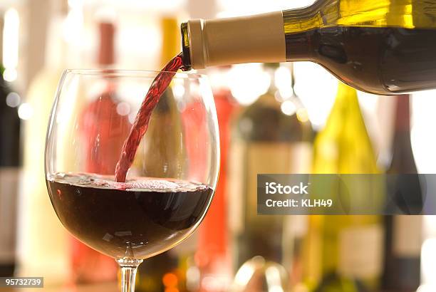 Czerwone Wino - zdjęcia stockowe i więcej obrazów Butelka wina - Butelka wina, Czerwony, Kieliszek