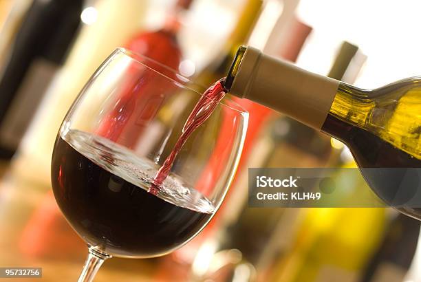 Foto de Uma Garrafa De Vinho Despeje Em Uma Taça De Vinho e mais fotos de stock de Verter - Verter, Vinho Tinto, Bebida