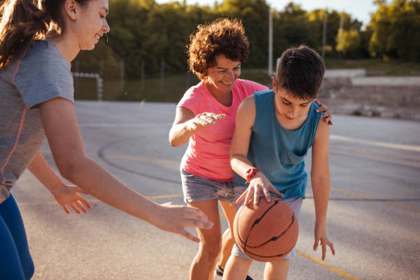 istock Family playing basketball 957344570
