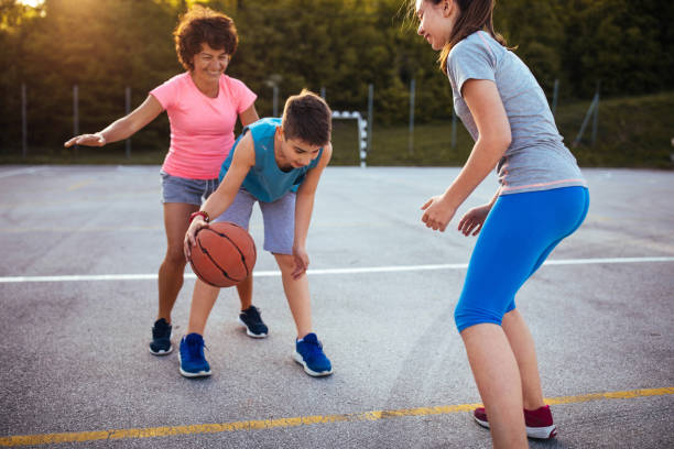 istock Family playing basketball 957345046
