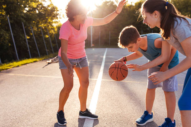 istock Family playing basketball 957345254