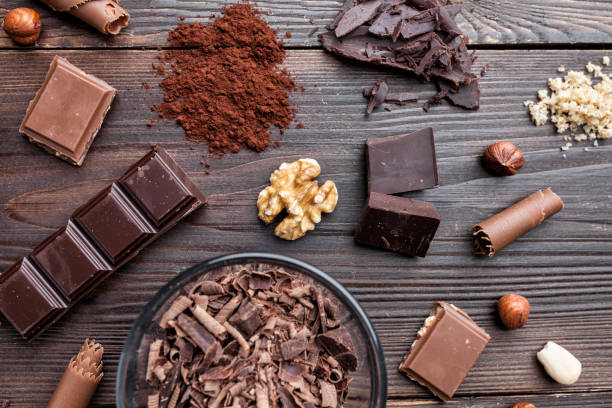 istock Delicious chocolate on wooden background 957348984
