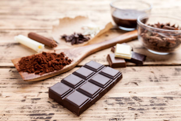 istock Delicious chocolate on wooden background 957350992