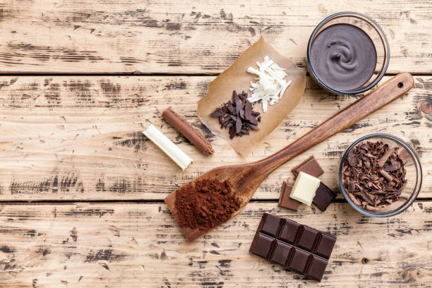 istock Delicious chocolate on wooden background 957351238