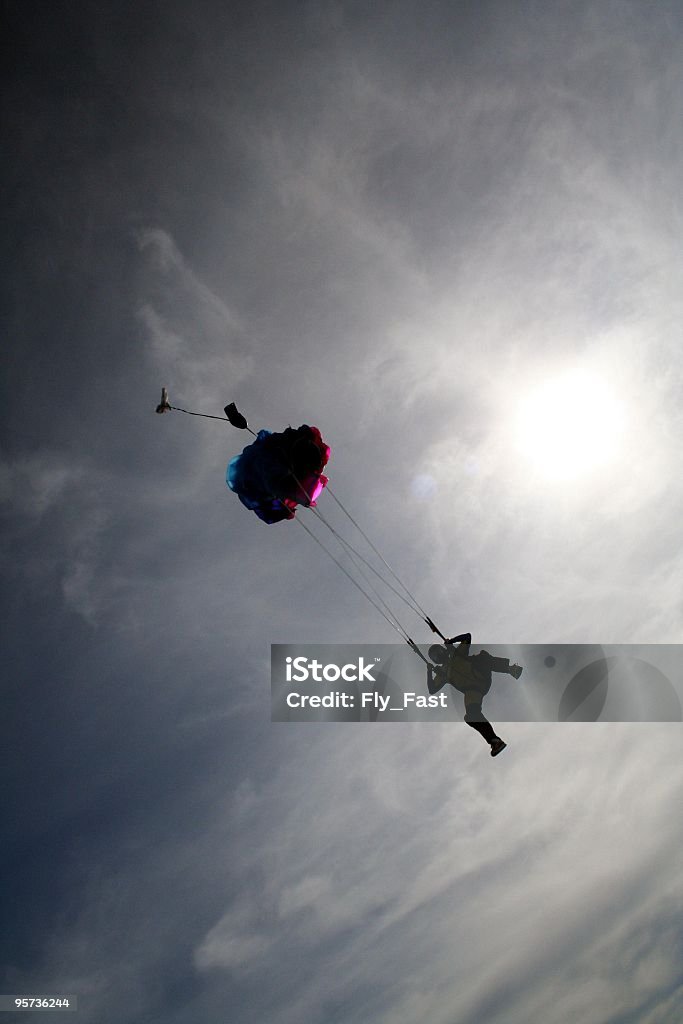 Paracadute apertura-Sky Dive - Foto stock royalty-free di Paracadute