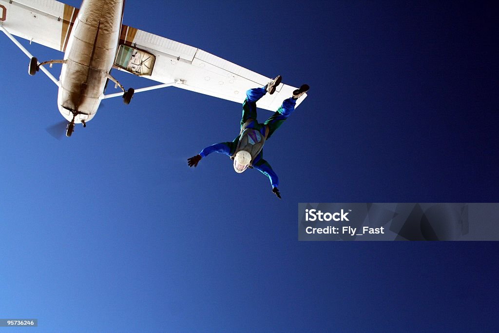 Skydiver la sortie une petite avion au saut en parachute - Photo de Leap of faith - Expression anglo-saxonne libre de droits