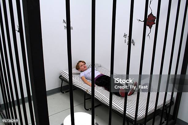 ジュベナイル拘留 - ティーンエイジャーのストックフォトや画像を多数ご用意 - ティーンエイジャー, 刑務所, 子供