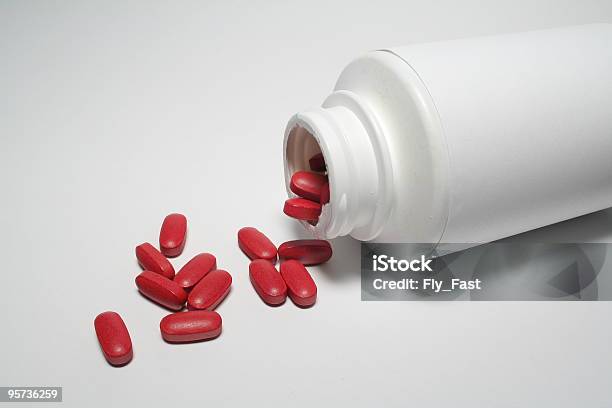 Vertido De Medicamento Foto de stock y más banco de imágenes de Adicción - Adicción, Antibiótico, Asistencia sanitaria y medicina