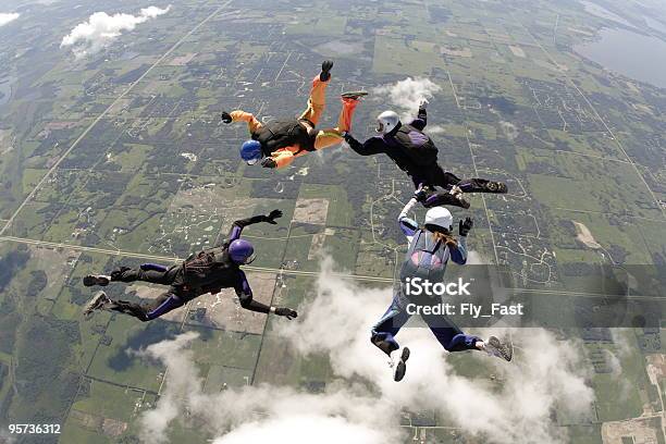 Quatro Skydivers - Fotografias de stock e mais imagens de Padrão - Padrão, Queda Livre - Paraquedismo, Paraquedismo