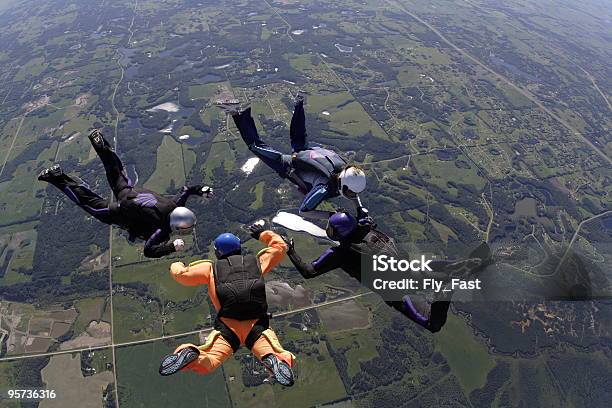 Четыре Skydivers — стоковые фотографии и другие картинки Летать в строю - Летать в строю, Близость, Верхний ракурс