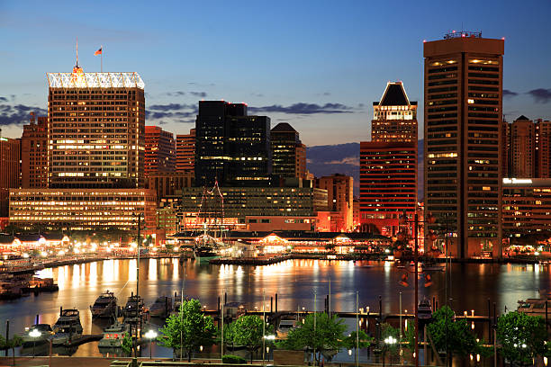 o inner harbor de baltimore, maryland. - baltimore maryland inner harbor skyline - fotografias e filmes do acervo