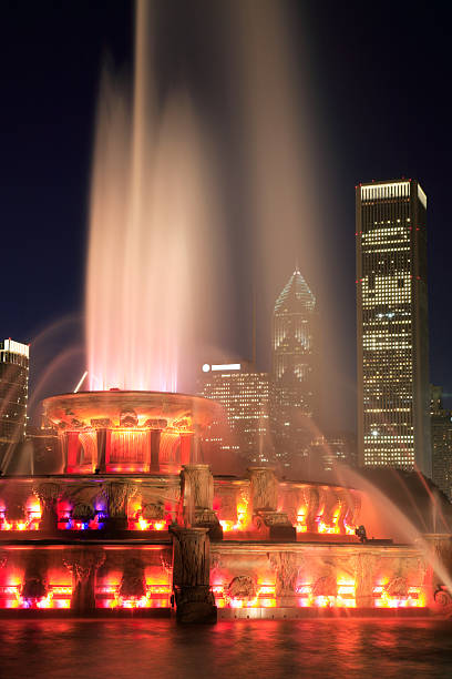 chicago buckingham fountain - chicago fountain skyline night - fotografias e filmes do acervo