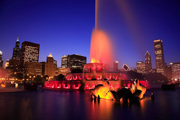 chicago buckingham fountain - chicago fountain skyline night - fotografias e filmes do acervo