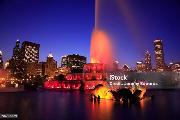 Foto de Chicago Buckingham Fountain e mais fotos de stock de Alto - Descrição Geral - Alto - Descrição Geral, Arquitetura, Arranha-céu