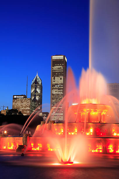 fonte de buckingham, chicago - chicago fountain skyline night imagens e fotografias de stock