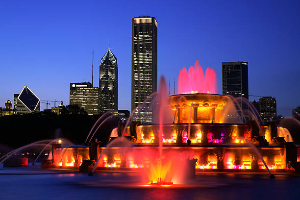 fontana di buckingham, chicago - chicago fountain skyline night foto e immagini stock