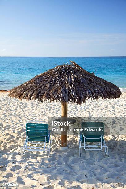 Foto de Caribbean Beach e mais fotos de stock de Areia - Areia, Bahamas, Barraca de Sol