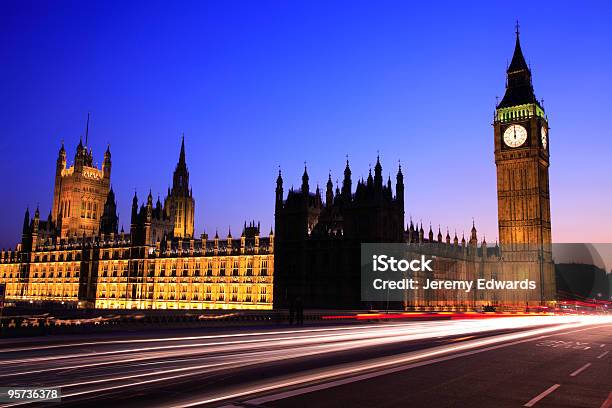 Casas Del Parlamento Y El Big Ben Londres Al Anochecer Foto de stock y más banco de imágenes de Aire libre