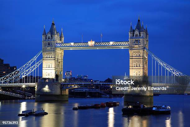 Ponte Da Torre De Londres - Fotografias de stock e mais imagens de Anoitecer - Anoitecer, Ao Ar Livre, Arquitetura