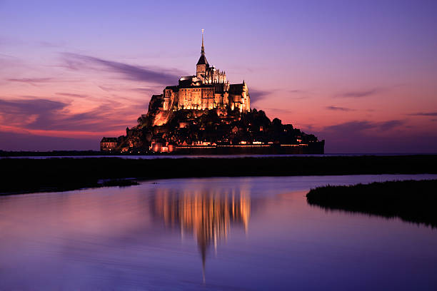 mont-saint-michel, frankreich - insel saint stock-fotos und bilder