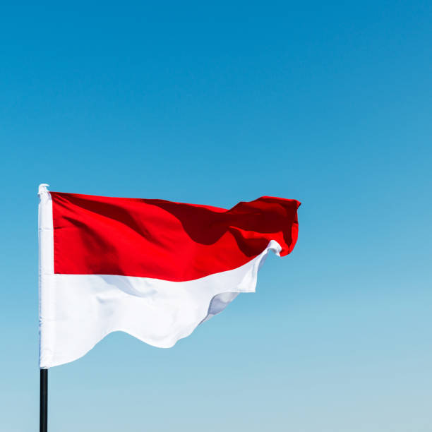 国旗のインドネシアアゲインストブルースカイ - インドネシア国旗 ストックフォトと画像